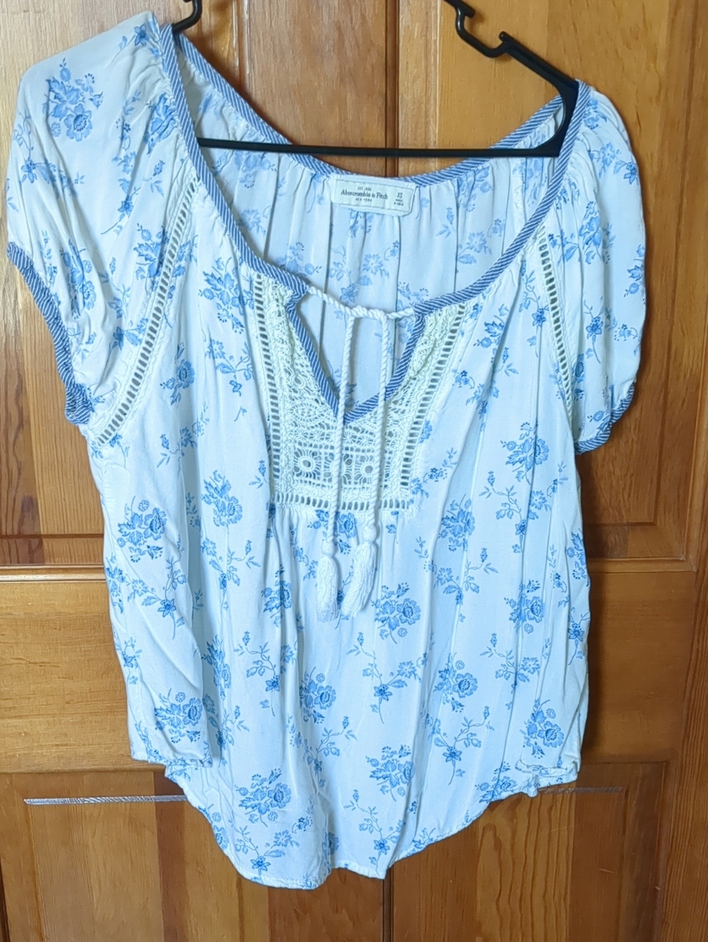 Abercrombie & Fitch White Top with Blue Floral Print XS